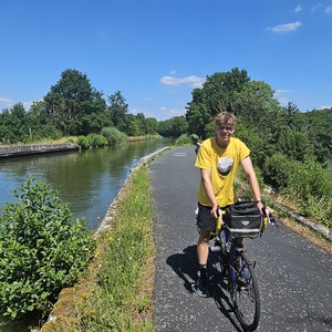 The canal seems 50m higher that the lakes around