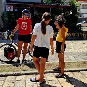 Ali gets shoe advice in Bulqizë