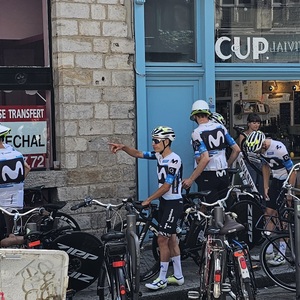 Team Movistar stopping for coffee